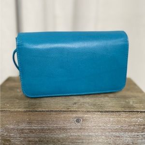 ili New York RFID Crossbody Wallet